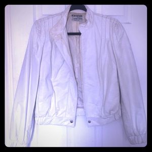 Vintage white leather jacket, with pockets.